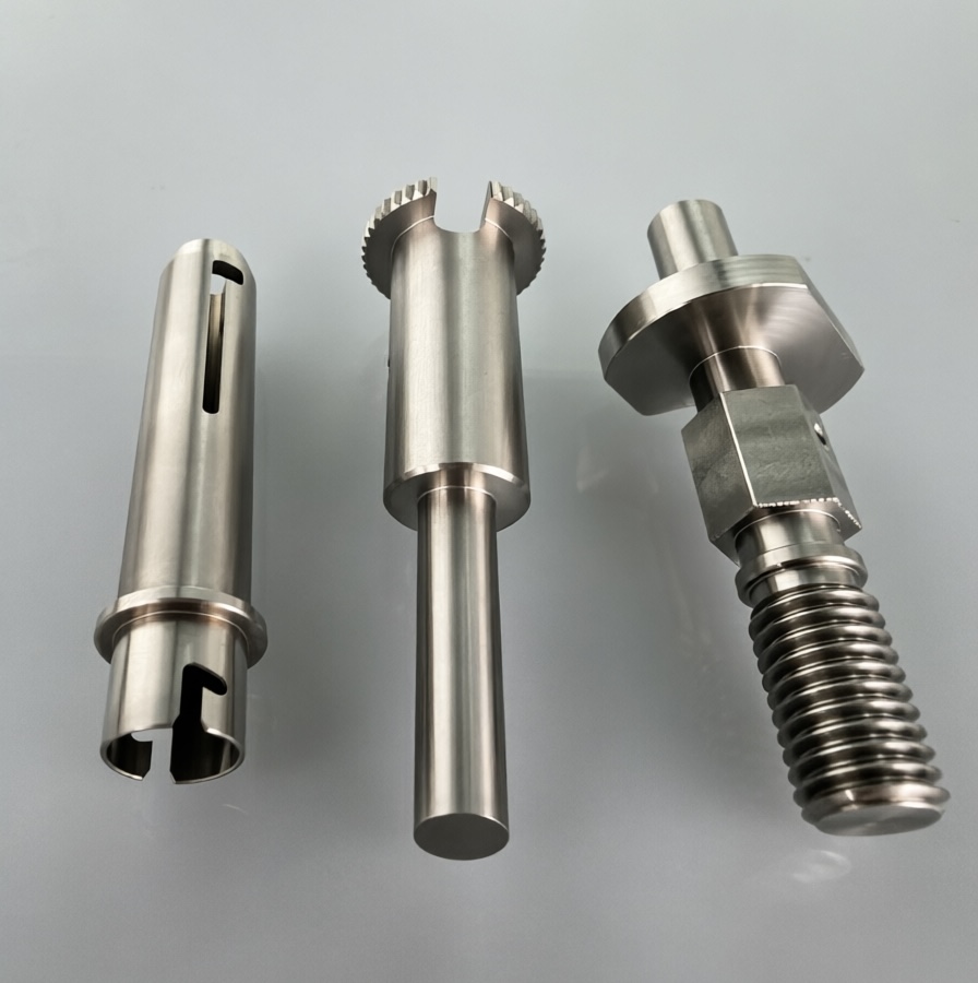Slotted shafts & serrated sockets