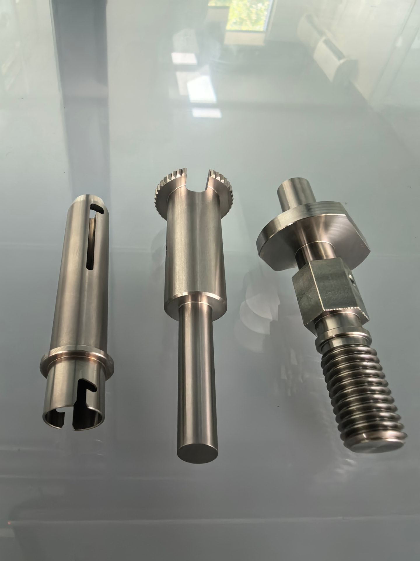 Slotted shafts & serrated sockets